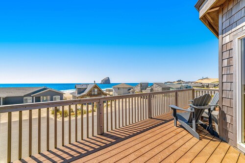 Dog Friendly House with Ocean Views Hot Tub Arcade Machine and Easy Beach Access