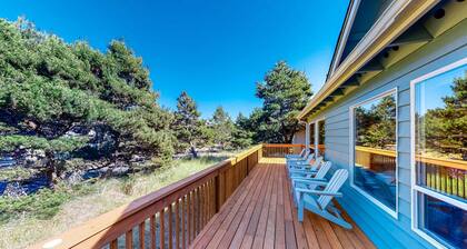 Bright dog friendly home with wrap around deck just steps from beach