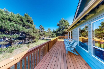 Bright dog friendly home with wrap around deck just steps from beach