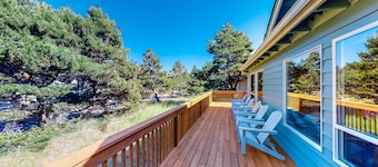 Bright dog friendly home with wrap around deck just steps from beach