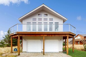 Exterior - Bright remodeled home with furnished deck and private beach access dog friendly (Pacific City)