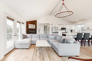 TV, fireplace, video games, offices - Bright remodeled home with furnished deck and private beach access dog friendly (Pacific City)