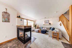Fernseher, Kamin, DVD-Player