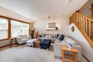 Fernseher, Kamin, DVD-Player