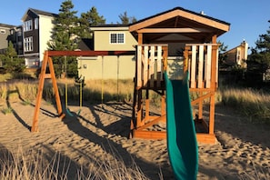 Children’s area - Family Friendly Beach Home with High Speed WiFi Gas Fireplace and Washer Dryer (Pacific City)