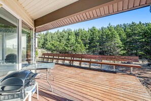 Outdoor dining - Cozy Home with Wood Stove WiFi Gas Grill and Large Deck Walk to Beach (Pacific City)