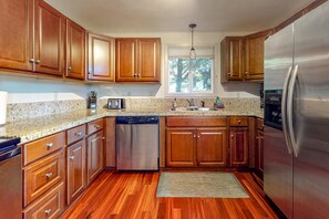 Refrigerador, microondas, horno y parrilla de estufa 