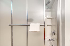 Dusche, Haartrockner, Handtücher, Shampoo