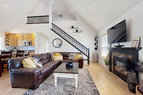 TV, fireplace, offices - Cottage near the beach with hot tub gas fireplace washer dryer dog friendly (Pacific City)