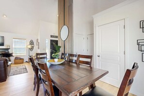 Dining - Cottage near the beach with hot tub gas fireplace washer dryer dog friendly (Pacific City)