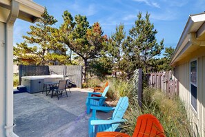 Terrace/patio - Cottage near the beach with hot tub gas fireplace washer dryer dog friendly (Pacific City)