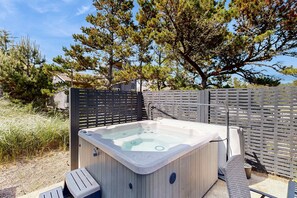 Outdoor spa tub - Cottage near the beach with hot tub gas fireplace washer dryer dog friendly (Pacific City)