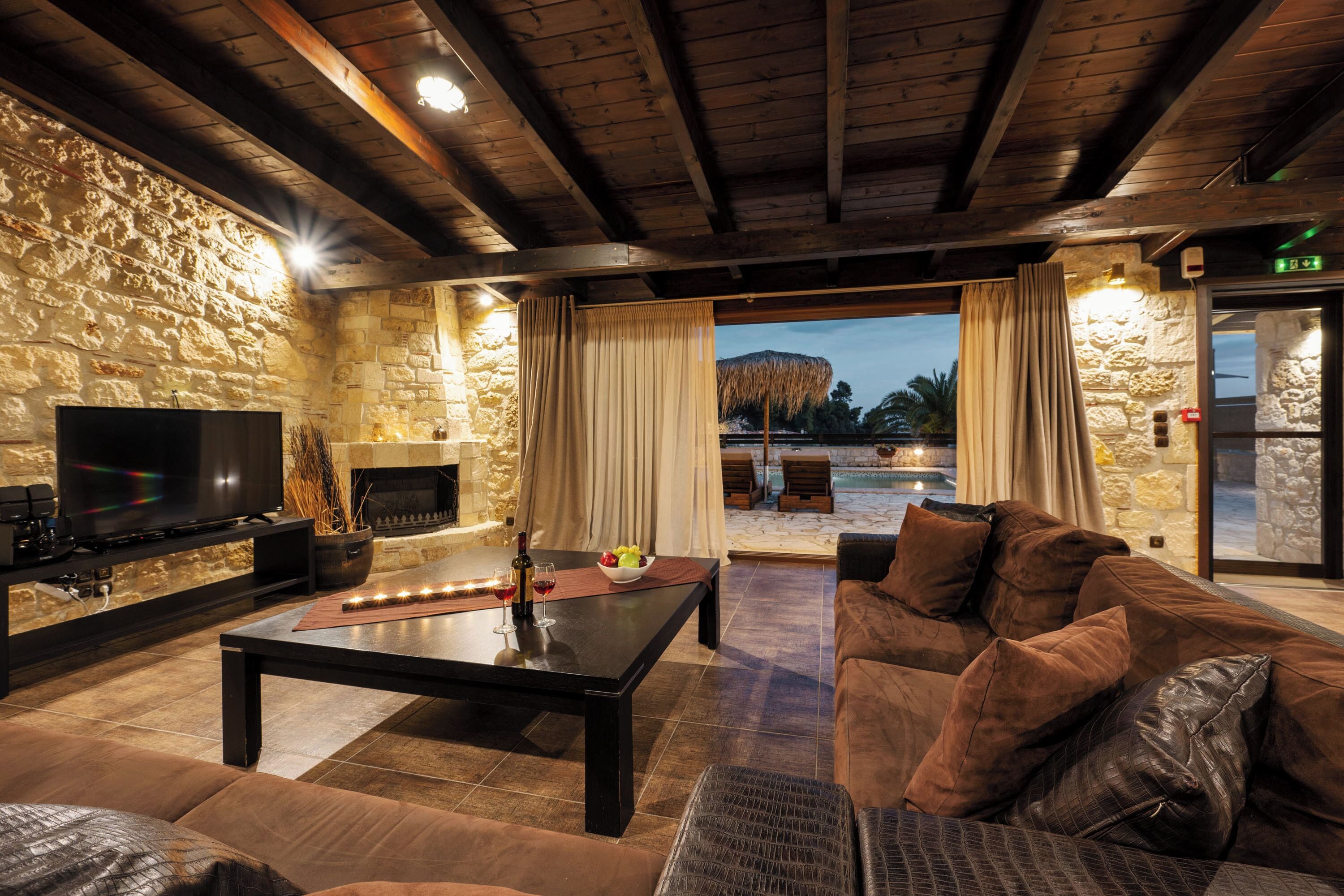 Thea Villa with Private Pool | Wohnbereich | 42-Zoll-Smart-TV mit Satellitenempfang