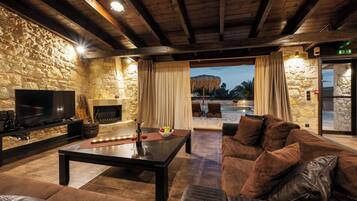 Thea Villa with Private Pool | Wohnbereich | 42-Zoll-Smart-TV mit Satellitenempfang