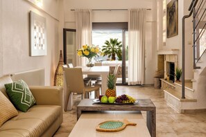 Anemos Villa with Private Pool | Vardagsrum | 42-tums smart-tv med satellitkanaler