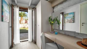 Helios Villa with Private Pool | Skrivbord, strykjärn/strykbräda, gratis wi-fi och sängkläder