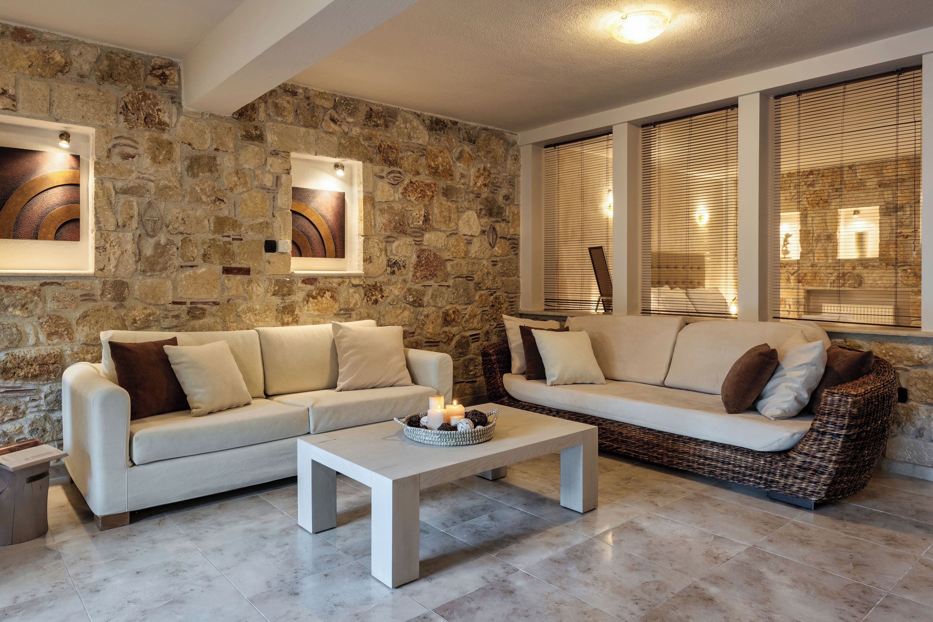 Anemos Villa with Private Pool | 起居區 | 42-吋智慧型電視，提供衛星頻道