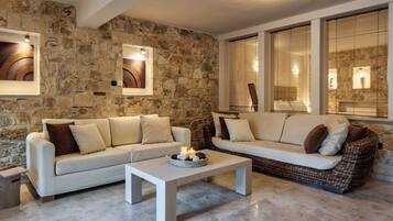 Anemos Villa with Private Pool | Khu phòng khách | Smart TV 42-inch có truyền hình vệ tinh