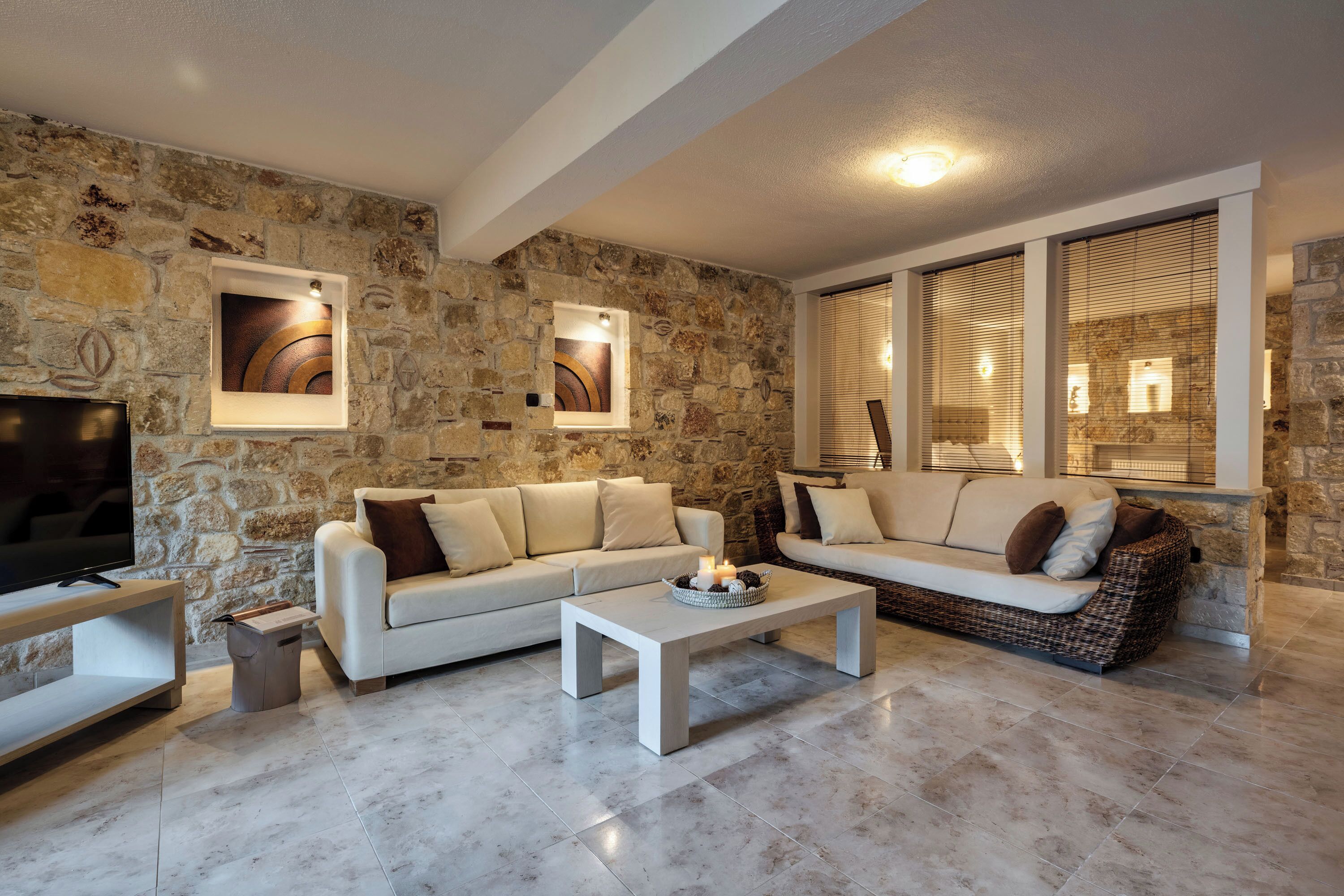 Anemos Villa with Private Pool | Area soggiorno | Smart TV 42 pollici con canali satellitari