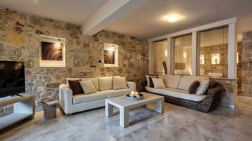 Anemos Villa with Private Pool | Area soggiorno | Smart TV 42 pollici con canali satellitari