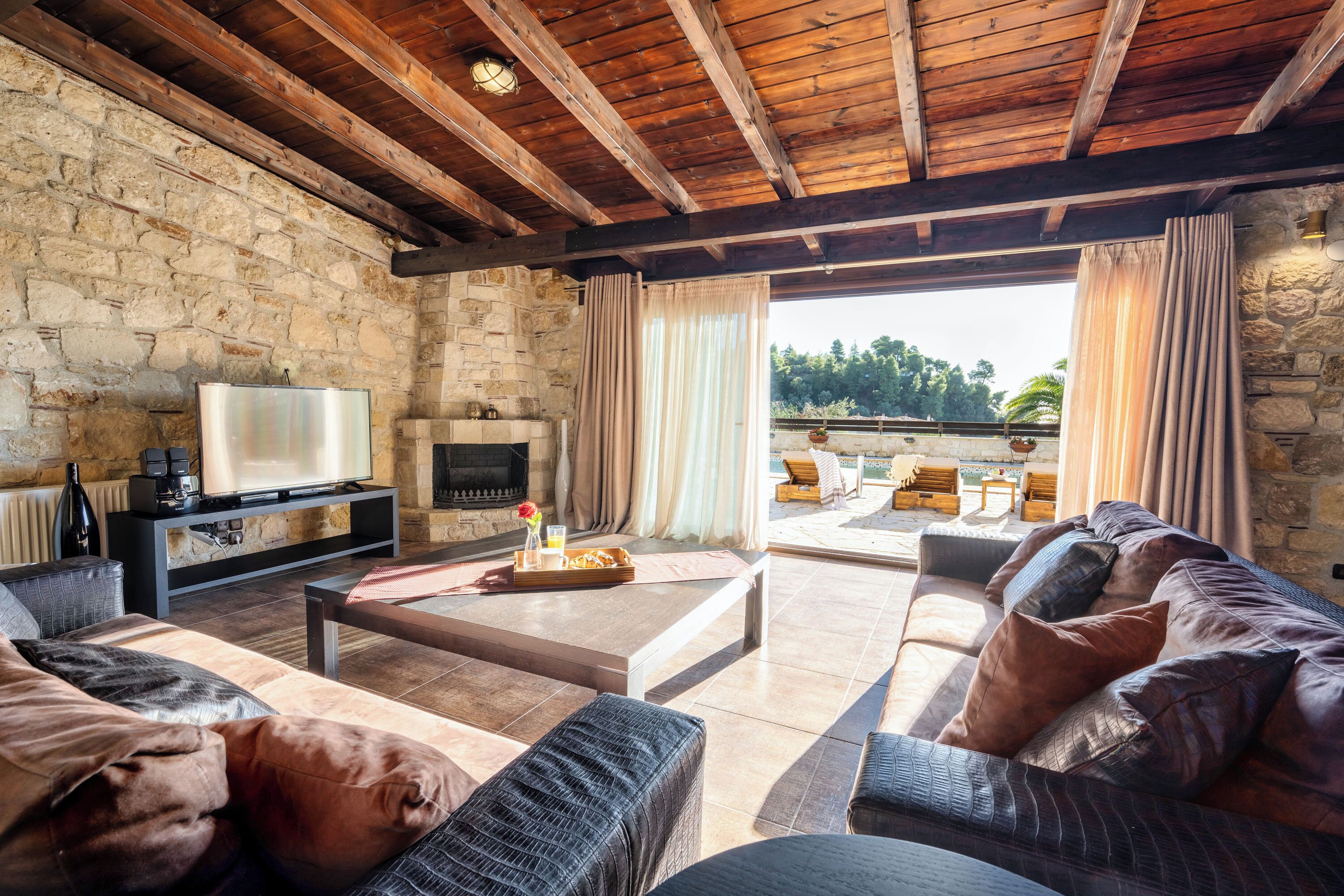 Thea Villa with Private Pool | Oppholdsområde | En 42-tommers smart-TV med Parabol-TV