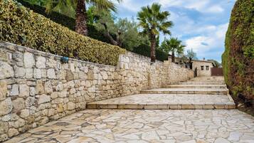 Thea Villa with Private Pool | Skrivbord, strykjärn/strykbräda, gratis wi-fi och sängkläder