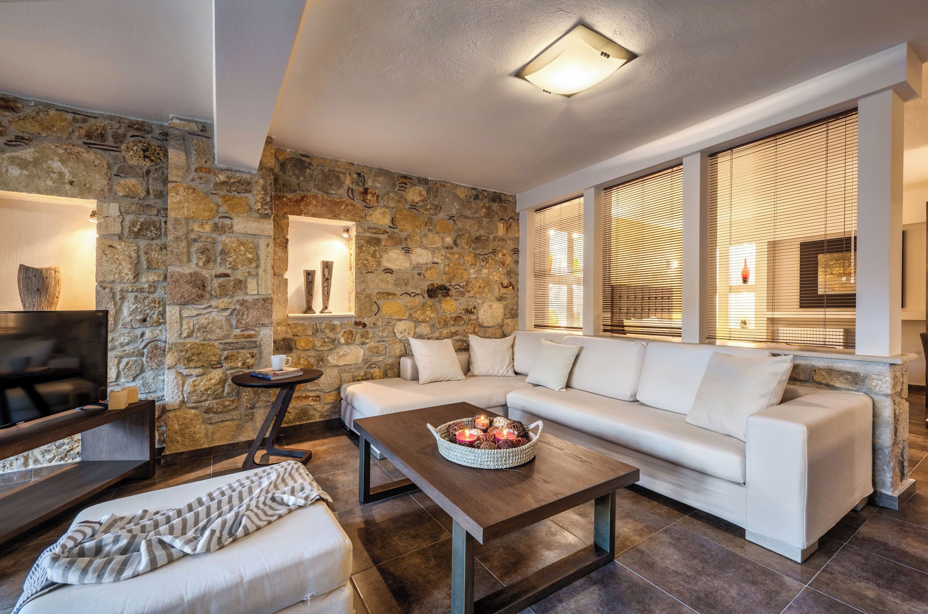 Blue Villa with Private Pool | Wohnbereich | 42-Zoll-Smart-TV mit Satellitenempfang