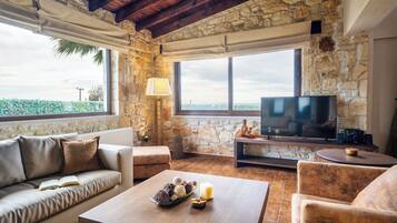 Blue Villa with Private Pool | Woonruimte | Een 42-inch smart-tv met satellietzenders