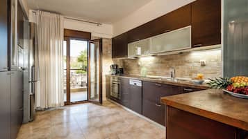 Anemos Villa with Private Pool | Eget kjøkken | Kjøleskap, mikrobølgeovn, ovn og oppvaskmaskin