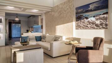 Helios Villa with Private Pool | Opholdsområde | 42-tommers smart-tv med satellitkanaler