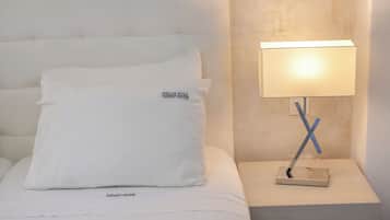 Maistros Villa with Private Pool | Escrivaninha, ferros/tábuas de passar roupa, Wi-Fi de cortesia