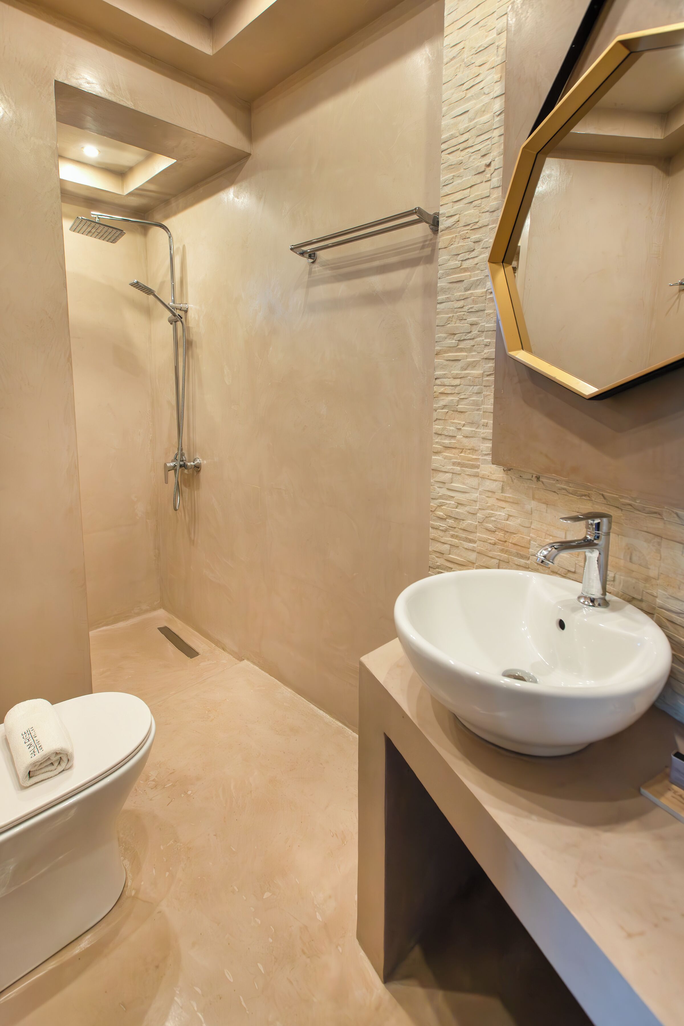 Ein Badezimmer mit Toilette, Waschbecken und Dusche.