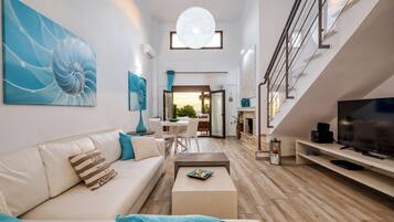 Maistros Villa with Private Pool | Opholdsområde | 42-tommers smart-tv med satellitkanaler