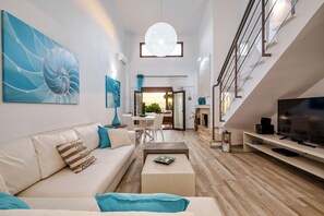Maistros Villa with Private Pool | บริเวณนั่ งเล่น | สมาร์ททีวี 42 นิ้ว พร้อมช่องดาวเทียม, เตาผิง