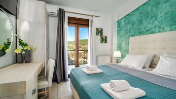 Helios Villa with Private Pool | Een bureau, een strijkplank/strijkijzer, gratis wifi, beddengoed