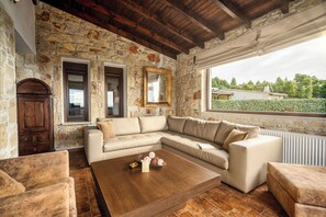 Blue Villa with Private Pool | Área de estar | Smart TV 42 polegadas com canais via satélite