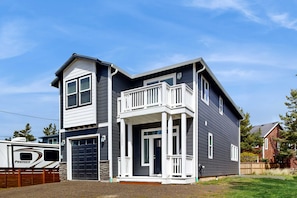Exterior - New coastal house with beach access balcony central AC and washer dryer (Pacific City)