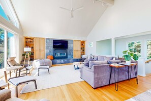 TV, fireplace