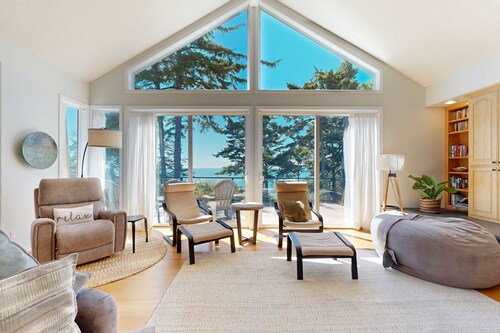 Idyllic Cape retreat with ocean views and private hot tub walk to state beach