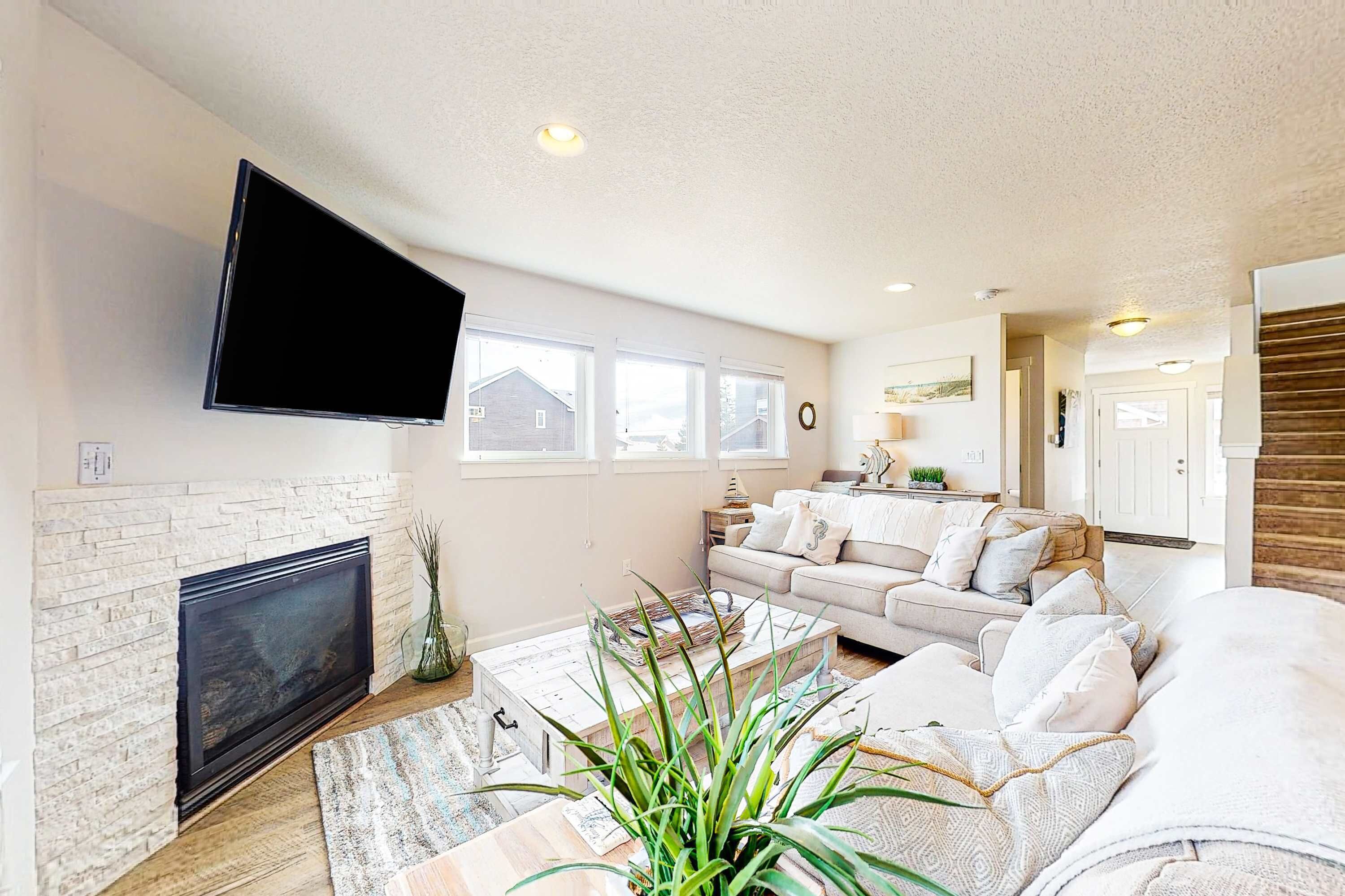 Televisión, chimenea, reproductor de DVD y oficina 