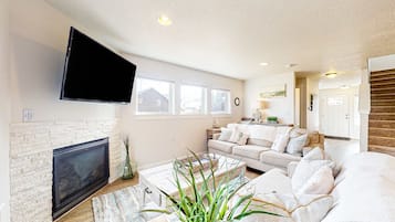 Televisión, chimenea, reproductor de DVD y oficina