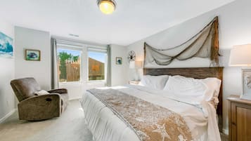 Escritorio, tabla de planchar con plancha, wifi y ropa de cama