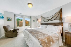 Desk, iron/ironing board, WiFi, bed sheets