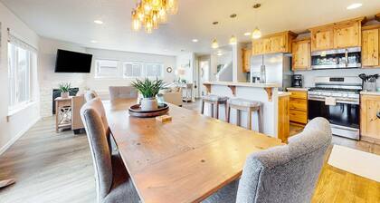 Stunning home with fireplace firepit and central AC short walk to the beach