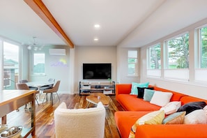 TV, offices - Dog friendly brand new shipping container home steps from the beach (Pacific City)