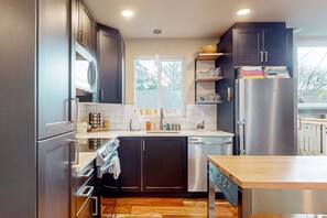 Fridge, microwave, oven, stovetop - Dog friendly brand new shipping container home steps from the beach (Pacific City)
