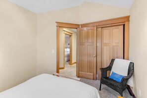 4 bedrooms, iron/ironing board, WiFi, bed sheets - Dog friendly coastal retreat with a game room patio grill jetted tub and with D (Pacific City)
