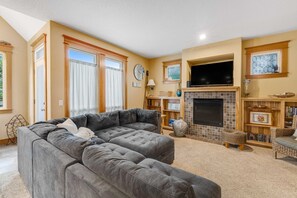 TV, fireplace, DVD player - Dog friendly coastal retreat with a game room patio grill jetted tub and with D (Pacific City)