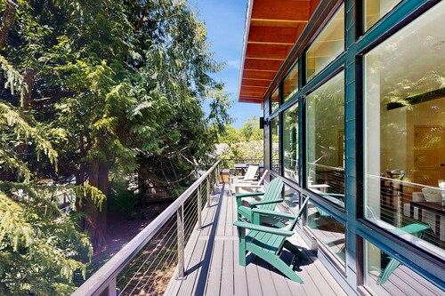 Modern Coastal Wellness Retreat with Hot Tub, Sauna & Cold Plunge