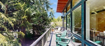 Modern Coastal Wellness Retreat with Hot Tub, Sauna & Cold Plunge